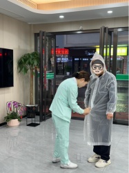 雨中递巾 夏日送饮 志愿陪诊——市口腔医院金虾路门诊用细节温暖患者